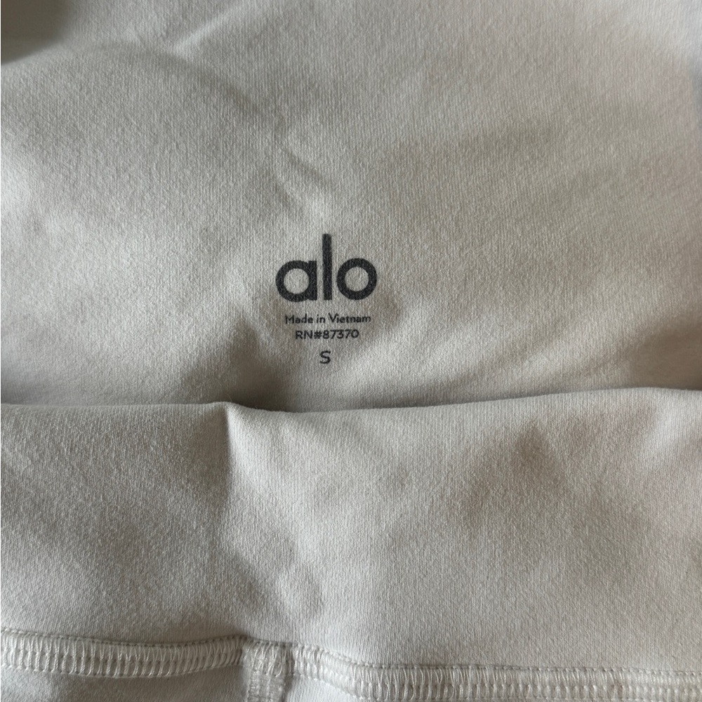 ALO Yoga Women's Cream Shorts - Picture 3 of 4